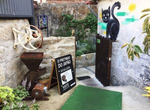Entrance for the outside space at O Pretinho do Japão in Porto