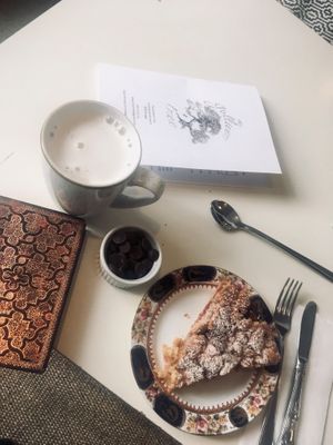 A hot chocolate with oatmilk and that vegan scrumble there, please. They bake their own things You have vegan and non-vegan options.  at The Gulliver Tree in Bruges