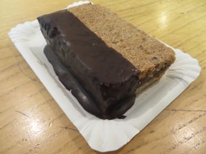 Vegane Dinkel-Nussecke (vegan spelt "nut triangle") at Martinshof in Saarbrucken