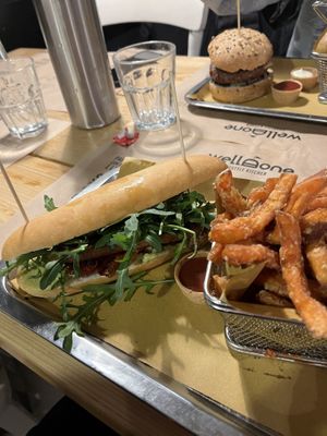 Vegan hot dog + patatine rosse fritte  at WellDone Burger - Caprarie in Bologna