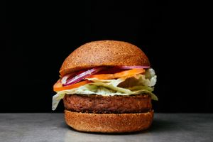 Beyond Burger - "SCURO" bread, fresh tomato, red onion and lettuce at WellDone Burger - Caprarie in Bologna