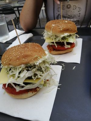 hamburguesas de remolacha con col, queso, tomate, chorizo vegano, alioli at Mel Vegan Fast Food in Tenerife