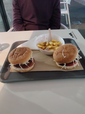 Duo Meal deal, 2 burgers, 1 fries and 2 drinks at Mel Vegan Fast Food in Tenerife