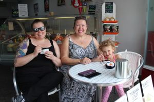 Our first costumers by Happy Cow, Alice (fond of Vegan chocolate), Roxanne and Stacey, a happy and lovely English family... and they have returned for more vegan gelatos. at Italian Freddo in Albufeira