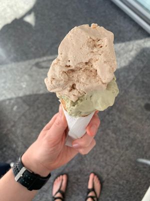 Peanut + pistacchio ice cream (both without sugar) in a vegan cone at Italian Freddo in Albufeira