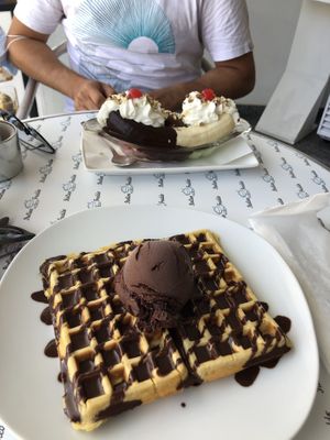 Vegan waffle with chocolate icecream and a (non-vegan) bananasplit at Italian Freddo in Albufeira