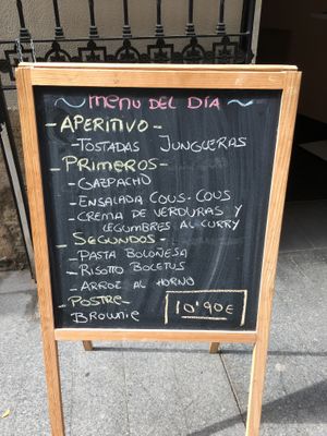 Arroz al horno devuelto porque estaba poco cocido. El risotto me limité a probarlo porque estaba incomible. El postre rutinario. Servicio estresado y displicente. No volveré. at La JunGla in Valencia