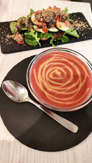 Brocheta y gazpacho de remolacha  at La JunGla in Valencia