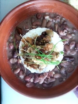 Coliflor estilo India sobre arroz y frijoles rojos con germinado orgánico de lentejas at Pachamama Health in Veracruz