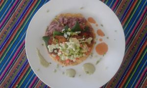 Taco mexicano sobre tortilla de maíz artesanal, con berenjenas empanizadas, cebolla, palta, espinacas frescas, frijoles y salsas picantes roja y verde at Pachamama Health in Veracruz