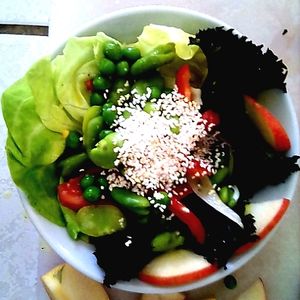 ensalada Pacha Sara con manzanas rojas, kale, habas verdes, arvejas, lechuga de seda, cebolla roja y kiwicha at Pachamama Health in Veracruz