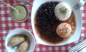 Menú Empanaditas de brócoli con crema de palta, bollo de maíz relleno con arroz y frijoles y agua de hierbabuena at Pachamama Health in Veracruz