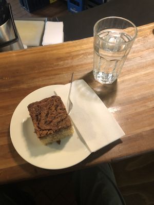 vegan cinnamon roll cake  at Cafe Pause - Honigfabrik in Hamburg