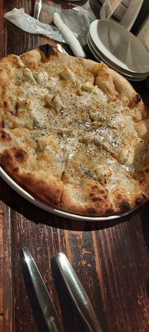 Quattro Formmaggi Pizza, Large at Grano e Acqua in Hakodate