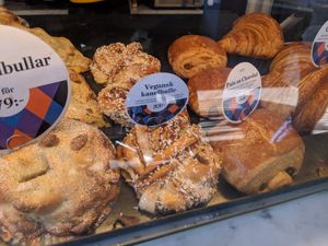 vegan cinnamon rolls (in the middle) at Bröd & Salt - Sveavägen in Stockholm