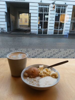 GF porridge with Apple compote, banana and vegan yoghurt (you can pick 3 topping of your choice) plus an Americano with oat milk at GRØD in Aarhus
