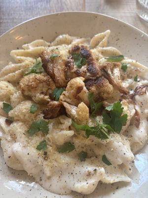 Vegan Pasta met cashewsaus en vegan Parmezaanse kaas en gegrilde bloemkool   at Spritz in Antwerpen