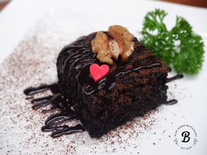 Cake Lover must try this. 100% homemade baked cake only in Blue. On top topping with pure cacao powder, the taste will be like on top a touch of bitter, sweetness inside. at Blue in Penang