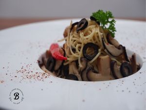 Shitakei, Olive, Chilie Padi lightly grilled with extra virgin olive oil and with angel Hair.
* Gluten Free option available at Blue in Penang