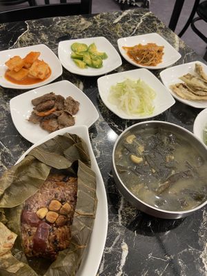 연잎밥 with side dishes and seaweed soup at Pyeonhan Jipbap - 편한집밥 in Busan