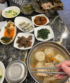 Dumpling Soup, Lotus Leaves Rice and side dishes   at Pyeonhan Jipbap - 편한집밥 in Busan