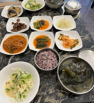 Seaweed soup and side dishes   at Pyeonhan Jipbap - 편한집밥 in Busan