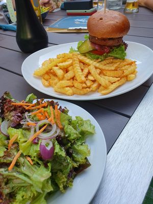 Beyond Meat Burger und Blattsalat at Judy's Pflug in Karlsruhe