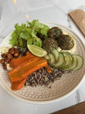 Lunch bowl with falafel, hummus, salads and quinoa   at Alimentos da Vila in Salvador