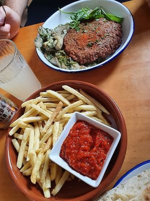 fries with ajvar (unfortunately not the good kind), some meal with jerusalem artichokes and partly raw mushrooms😐 at Szabad Bisztro in Budapest