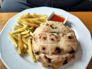 Le cheeseburger at Szabad Bisztro in Budapest