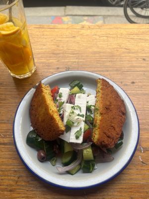 Limonade maison et Patty de courgettes  at Szabad Bisztro in Budapest