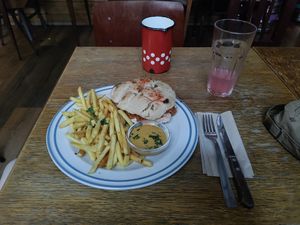 Pulled Porc Burger with fries and Cheese Sauce at Szabad Bisztro in Budapest