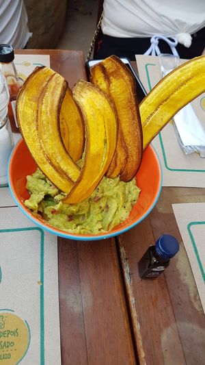Chips de banana com guacamole at Banana Verde in Sao Paulo