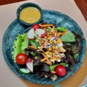 Saladinha que acompanha o PF do dia, cor, sabor e frescor. Delicia. at Banana Verde in Sao Paulo