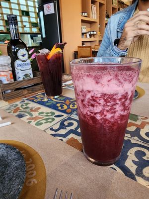Suco antioxidante e água da jamaica (fundo) at Banana Verde in Sao Paulo