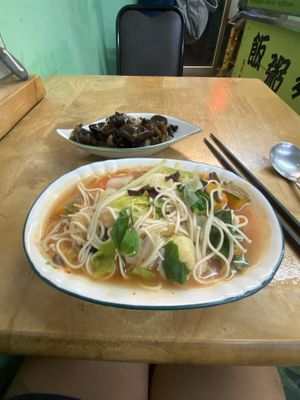 Stir fried mushrooms and kimchi noodles   at Zhōu TàiTài 粥太太養生蔬食 in Xiaoliuqiu