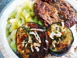 Marmitex com hambúrguer de berinjela at Casa da Comida in Jacarei