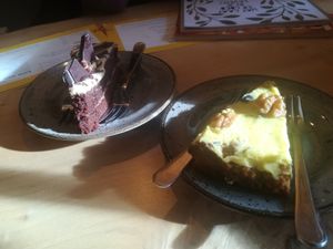 Mokka cake and carrot cake at Lui Huiskamercafé in Groningen