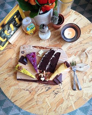 all sorts of cakes, most are vegan :) at Lui Huiskamercafé in Groningen