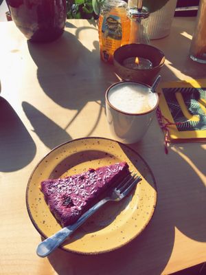 Raw berry cake and oat cappuccino at Lui Huiskamercafé in Groningen