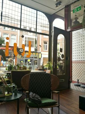 Storefront at Lui Huiskamercafé in Groningen