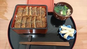 Vegan Kabayaki rice bowl. Osuimono (accompanying clear soup), Jubako (lacquerd rectangular container) and above all, Sansho (Japanese pepper sprinkled on the eel); all these details conforming to the authentic culinary style contribute to the verisimilitude to Unajuu--one of typically luxurious delicacies in Japan. at Loving Hut in Tokyo