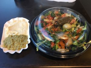 Veganer großer, gemischter Salat mit Oliven, Weinblättern, Hummus, Guacemole at 7 Days in Berlin