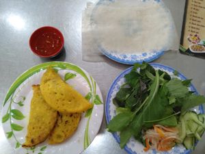 The whole banh xeo dish at Tiem Chat Thanh Thao in Pleiku