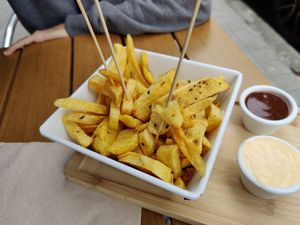 Papas fritas (salsa probablemente no vegana) at Txinuk in Getxo