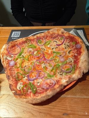 Pizza vegana at Txinuk in Getxo