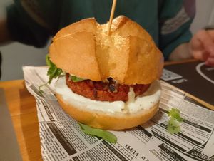 Hamburguesa vegana con pan sin gluten at Txinuk in Getxo