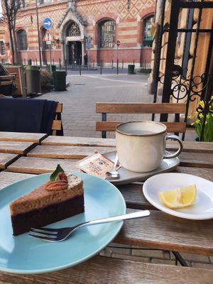 Cake and tea 🤤 at Plantmilkyway in Budapest