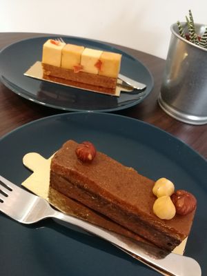 Hazelnoot brownie and carrot cake at Plantmilkyway in Budapest