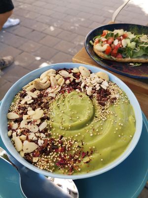 green smoothie bowl at Plantmilkyway in Budapest